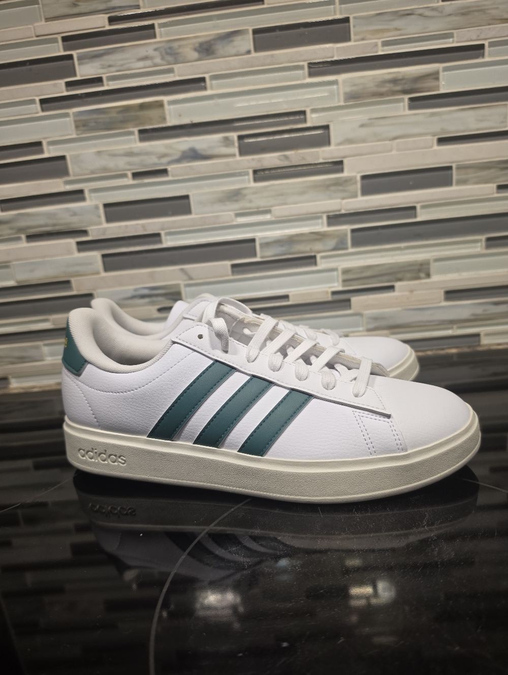 Adidas Mens Grand Court 2.0 Lace Up Sneaker in Classic White w Green Stripe sz 9